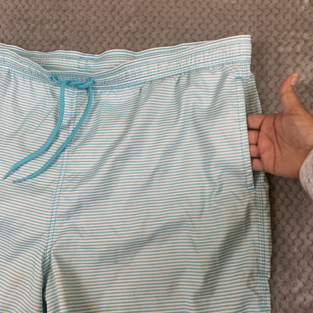Vineyard Vines Mens XL Blue White Striped Swim Trunks Marlin Pocket Board Shorts - Picture 3 of 10
